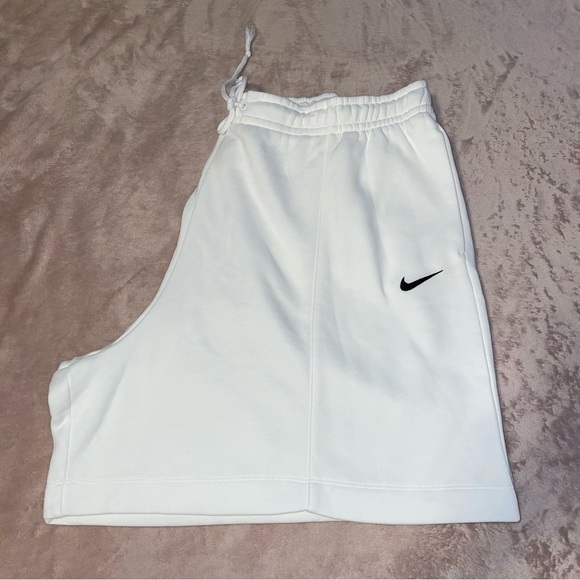 Nike Pants - Nike standard fit high rise short size 2X